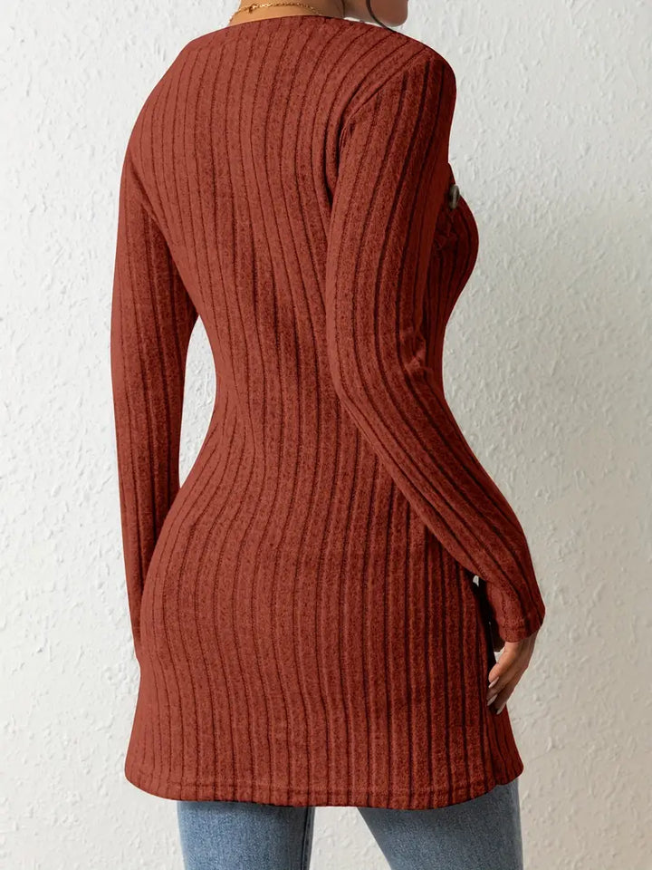 Anaya - Asymmetrical top with buttons and ribbed texture